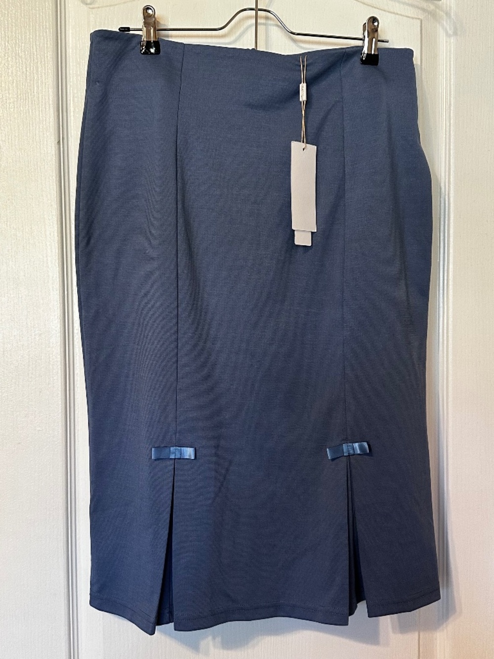 Pencil skirt with bows